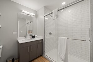 Shower, eco-friendly toiletries, hair dryer, towels - Modern 3BR City Retreat - Near Old Town (Chicago)