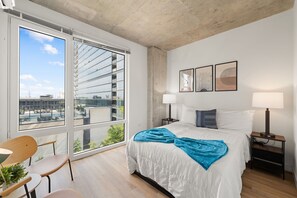 3 bedrooms, iron/ironing board, travel cot, free WiFi - Modern 3BR City Retreat - Near Old Town (Chicago)