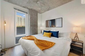 4 habitaciones, tabla de planchar con plancha y cuna de viaje 