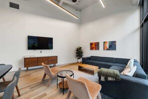 Smart TV, offices - Chic 4-Bedroom with Skyline Views, Firepit and Gym (Chicago)