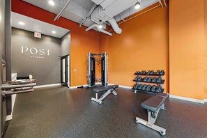 Fitness facility - Chic 4-Bedroom with Skyline Views, Firepit and Gym (Chicago)