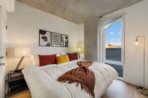 4 bedrooms, iron/ironing board, travel cot, free WiFi - Chic 4-Bedroom with Skyline Views, Firepit and Gym (Chicago)