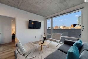 Smart TV, offices - Chic 4-Bedroom with Skyline Views, Firepit and Gym (Chicago)