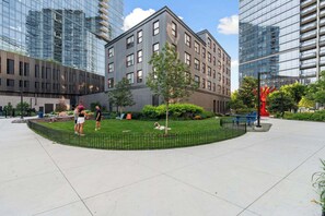 Property grounds - Chic 4-Bedroom with Skyline Views, Firepit and Gym (Chicago)