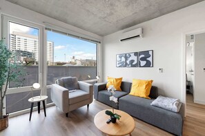 Smart TV, offices - 4BR City Retreat, Great for Business & Family (Chicago)