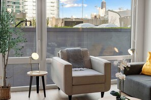 Smart TV, offices - 4BR City Retreat, Great for Business & Family (Chicago)