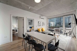 Interior - Spacious 4BR Central Apartment w/ Skyline Views (Chicago)