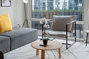 Smart TV, offices - Spacious 4BR Central Apartment w/ Skyline Views (Chicago)