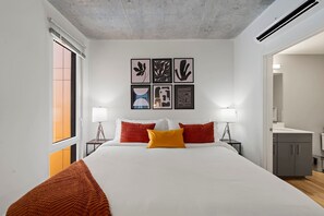 5 bedrooms, iron/ironing board, travel cot, free WiFi - Spacious 4BR Central Apartment w/ Skyline Views (Chicago)