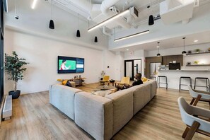 Smart TV, offices - Spacious 4BR Central Apartment w/ Skyline Views (Chicago)
