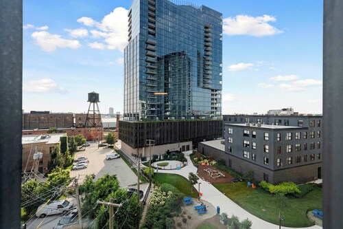 Spacious 4BR Central Apartment w/ Skyline Views