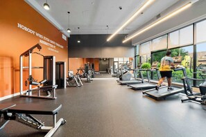 Fitness facility - Modern 2BR Retreat Near Old Town & Lincoln Park (Chicago)