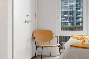 2 bedrooms, iron/ironing board, travel cot, WiFi - Modern 2BR Retreat Near Old Town & Lincoln Park (Chicago)