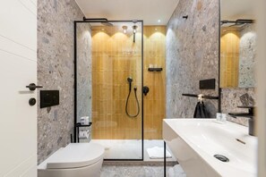 Dobbeltrom – superior, byutsikt | Bad | Dusj, hårføner, håndklær og såpe