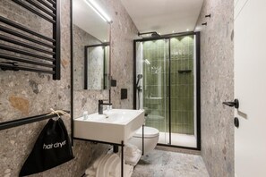 Superior Double Room, City View | Bilik Mandi | Pancuran mandi, pengering rambut, tuala disediakan, sabun 