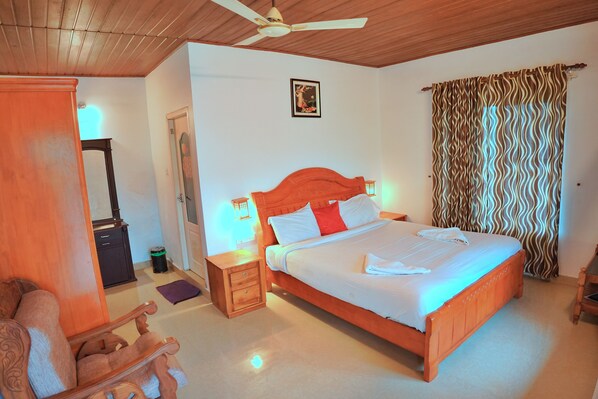 Deluxe Double Room, Garden View | Desk, free WiFi