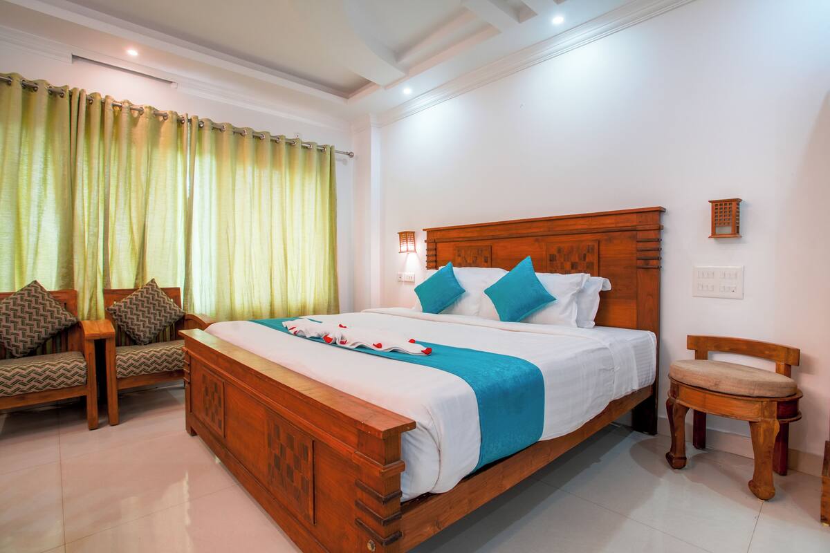 Junior Suite, Mountain View | Desk, soundproofing, rollaway beds (surcharge), WiFi (free)