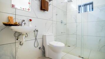 Deluxe Double Room, Garden View | Bathroom | Shower, towels, soap, shampoo