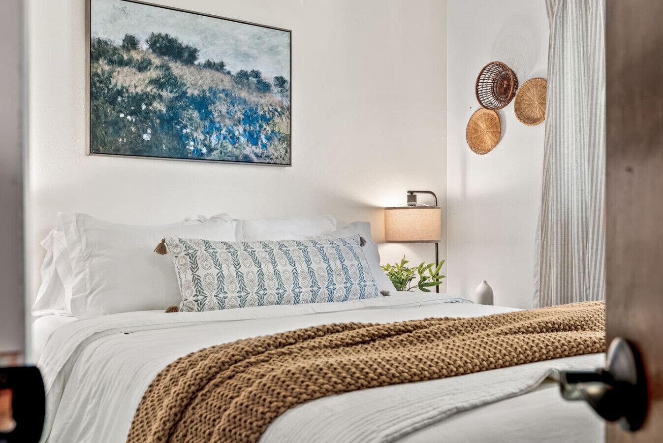 5 bedrooms, desk, iron/ironing board, travel crib