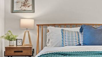 5 habitaciones, escritorio y tabla de planchar con plancha