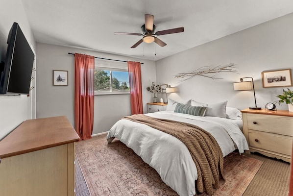 5 bedrooms, desk, iron/ironing board, travel crib