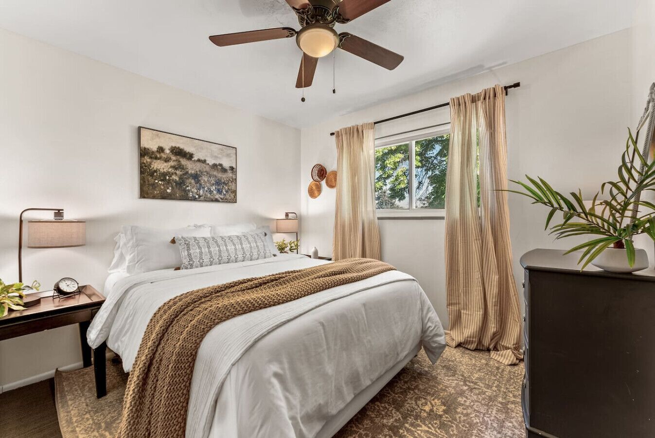 5 bedrooms, desk, iron/ironing board, travel crib