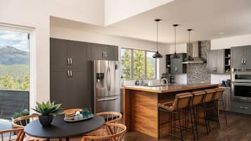 Geladeira, micro-ondas, fogão, cooktop