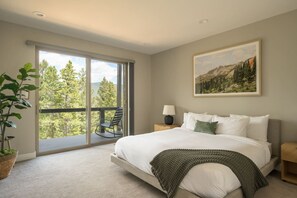 4 bedrooms, desk, iron/ironing board, travel cot