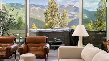 Smart TV, lareira, pebolim, monitores de computador