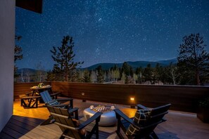 Outdoor dining - Summit Solace | LUXE 360° Views • Hot Tub • Games (Bailey)