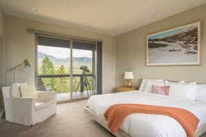 4 bedrooms, desk, iron/ironing board, travel crib