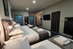 Studio Suite Deluks | Brankas, meja kerja, tirai kedap cahaya, dan setrika/meja setrika