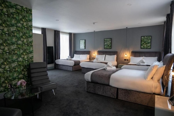 Zimmersafe, Schreibtisch, Verdunkelungsvorhänge, Bügeleisen/Bügelbrett