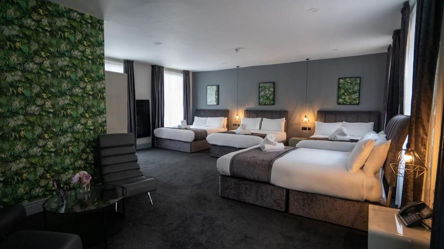 Hotel 105 by Hillcrest Hotel