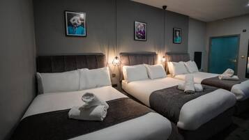 Caixa forta a l'habitació, escriptori i cortines opaques