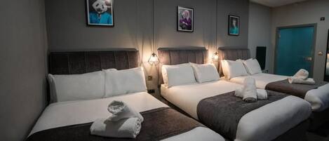 Een kluis op de kamer, een bureau, verduisterende gordijnen