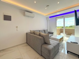 Luxury Suite | Hypo-allergenic bedding, soundproofing, iron/ironing board, free WiFi