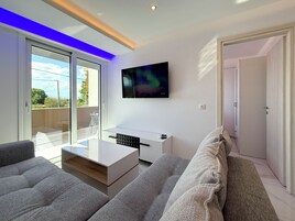 Luxury Suite | Hypo-allergenic bedding, soundproofing, iron/ironing board, free WiFi