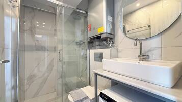 Luxury Suite | Bathroom | Shower, hair dryer, slippers, towels