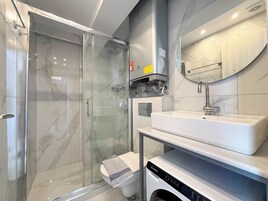 Luxury Suite | Bathroom | Shower, hair dryer, slippers, towels