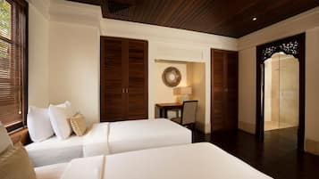 Meja kerja, ruang kerja ramah laptop, dan seprai linen