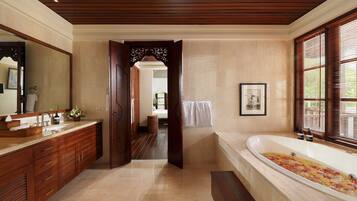 Vila Keluarga, 4 kamar tidur, kolam renang pribadi, pemandangan kebun | Kamar mandi | Perlengkapan mandi gratis, pengering rambut, handuk, dan sabun