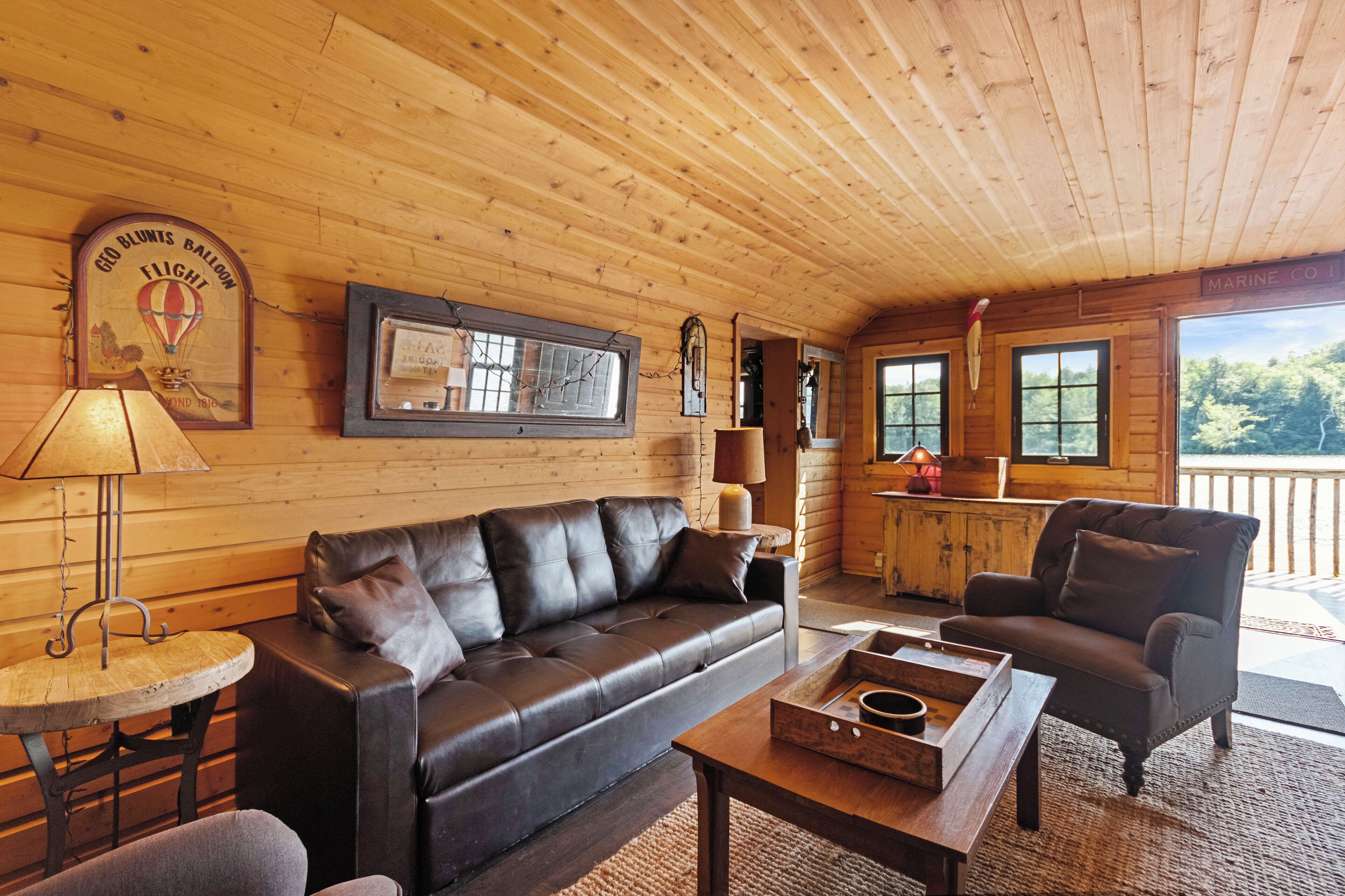 TV connectée, lecteur de DVD, livres