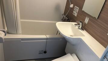 Un baño moderno con bañera, lavamanos e inodoro.