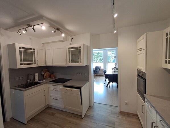 Fridge, oven, stovetop, dishwasher