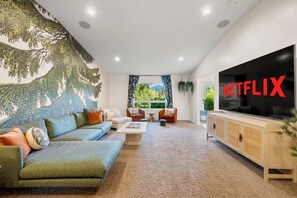 Smart TV - Private 6.5 acre property with private creek, EV Charger, Hot Tub, Game Room, Cottage (White Salmon)