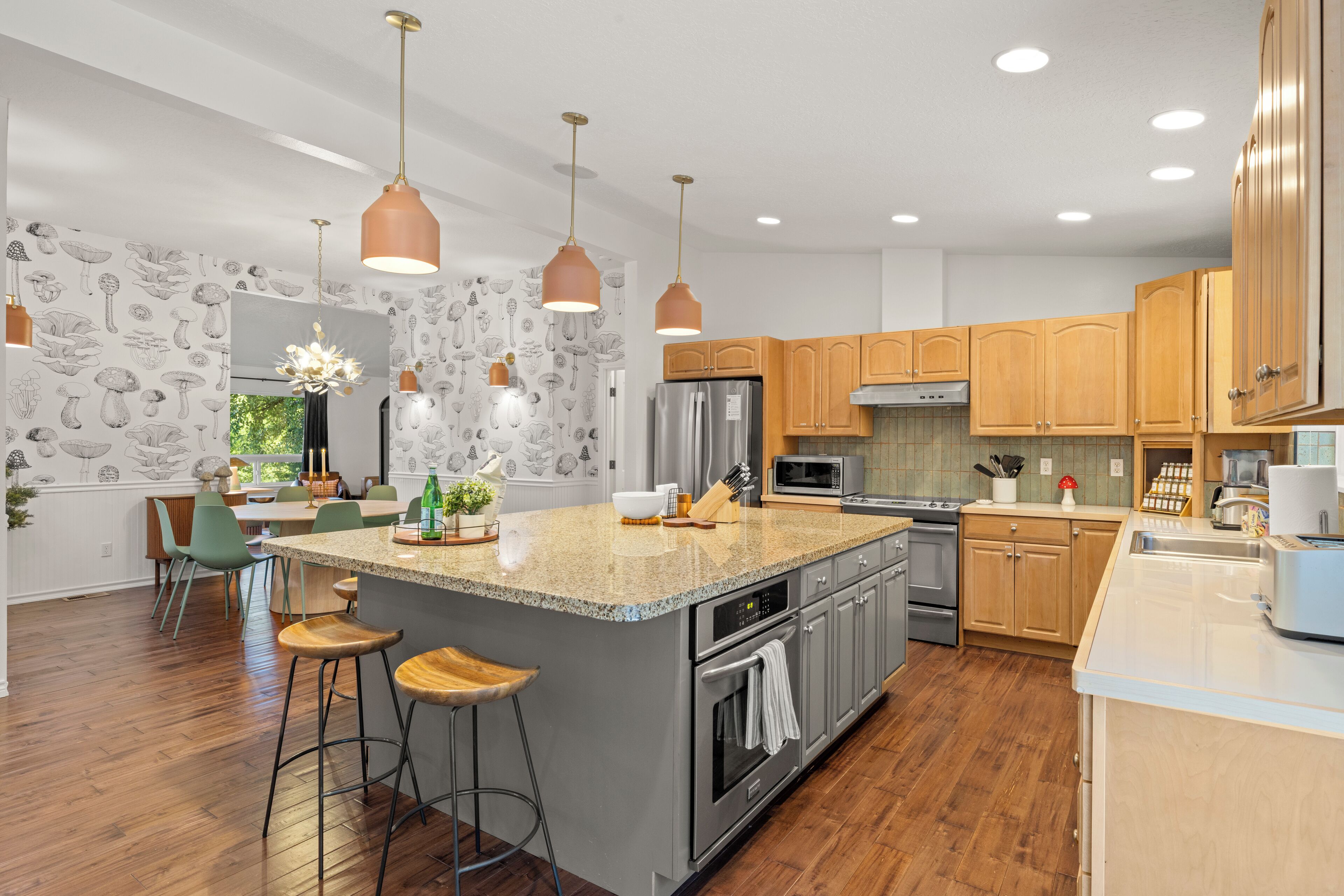 冷蔵庫、電子レンジ、オーブン、コンロ