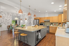 Fridge, microwave, oven, stovetop - Private 6.5 acre property with private creek, EV Charger, Hot Tub, Game Room, Cottage (White Salmon)