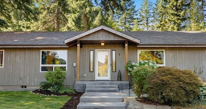 Private 6.5 acre property with private creek, EV Charger, Hot Tub, Game Room, Cottage