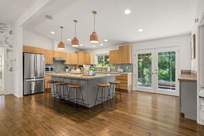 Fridge, microwave, oven, stovetop - Private 6.5 acre property with private creek, EV Charger, Hot Tub, Game Room, Cottage (White Salmon)